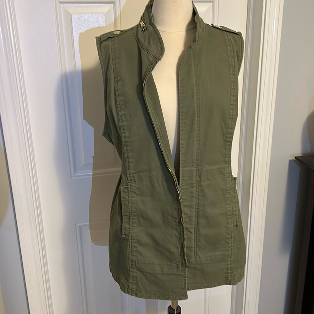 Cabi #5101 Explorer Utility Vest in Safari Olive Size M Medium EUC gold hardware